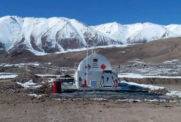 Módulo de despacho de combustible instalado por Surmat sobre la nieve, con la cordillera de fondo