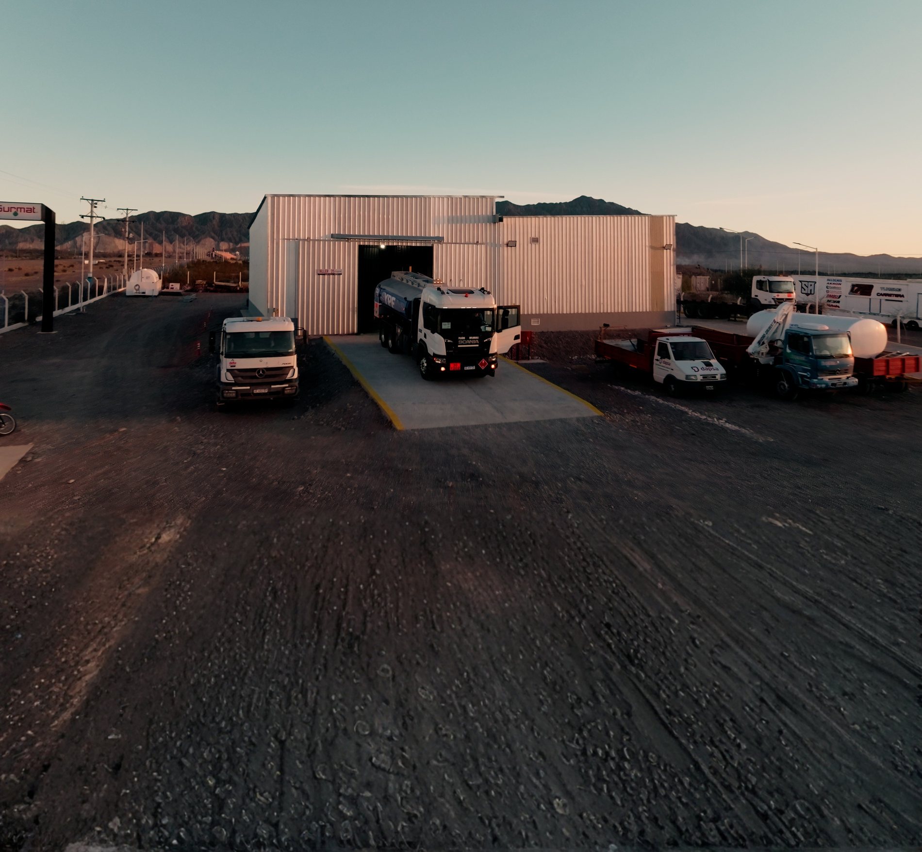 Taller de Surmat en el Parque Industrial Albardón al atardecer