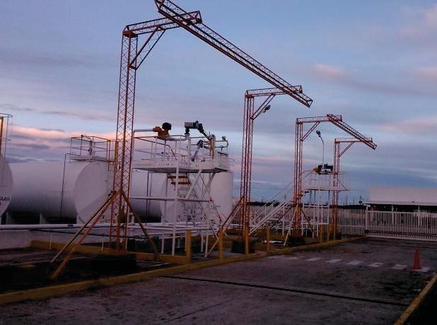 Línea de vida horizontal instalada sobre plataforma de carga de camión cisterna