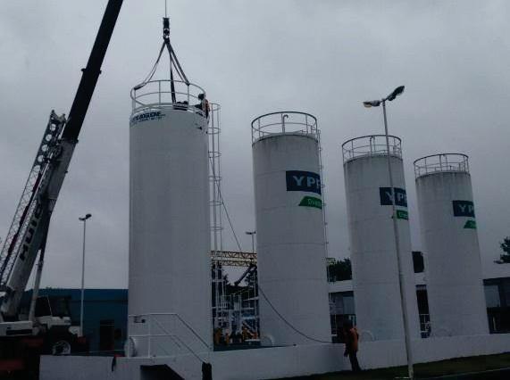 Instalación de tanques de combustible en estación de servicio sobre autopista