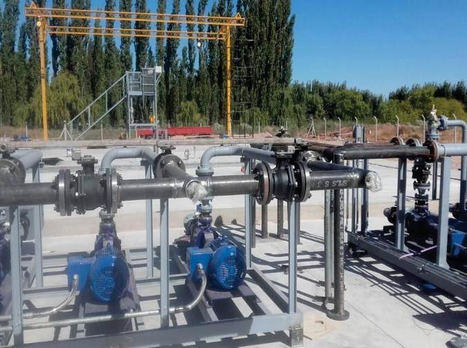 Tanques verticales y cañerías en planta de combustible en Añelo