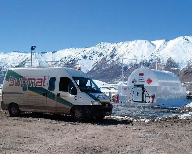 Montaje con grúa de tanque aéreo en planta YPF