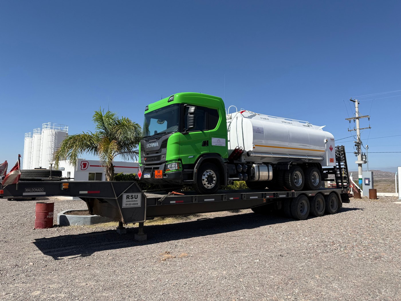 Unidad cisterna Axion Energy de 18.000 litros construida por Surmat