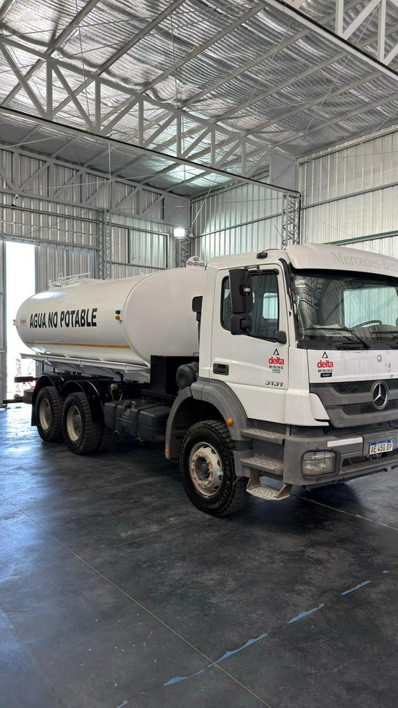 Camión Mercedes-Benz 3131 con tanque rotulado Agua No Potable, fabricado por Surmat para Delta Mining